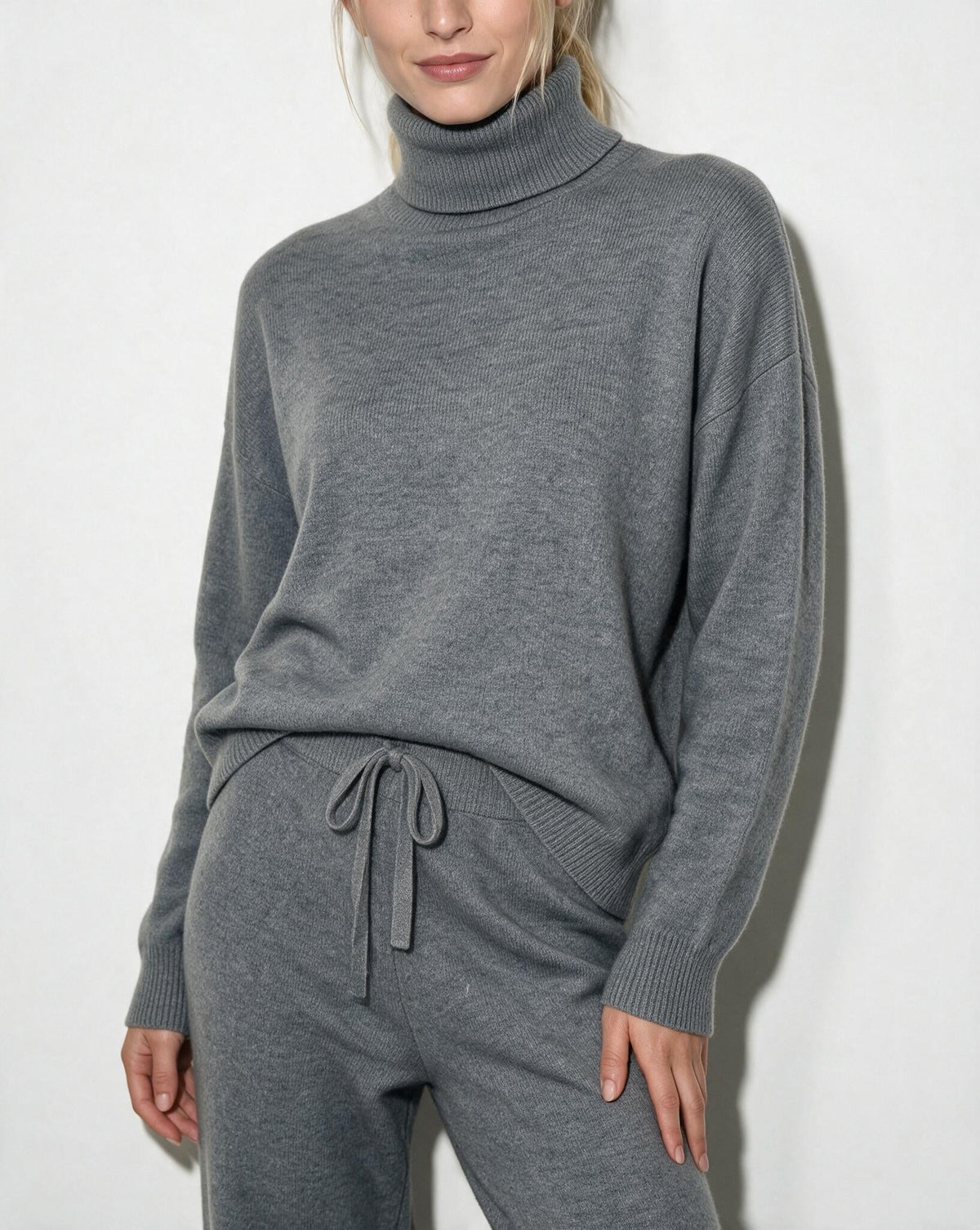 Marelia | Conjunto de punto para estar en casa, con cuello alto y pantalón de pierna ancha