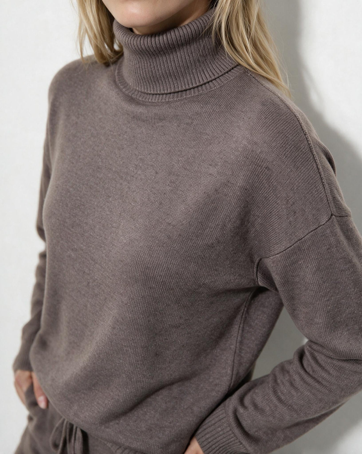 Marelia | Conjunto de punto para estar en casa, con cuello alto y pantalón de pierna ancha