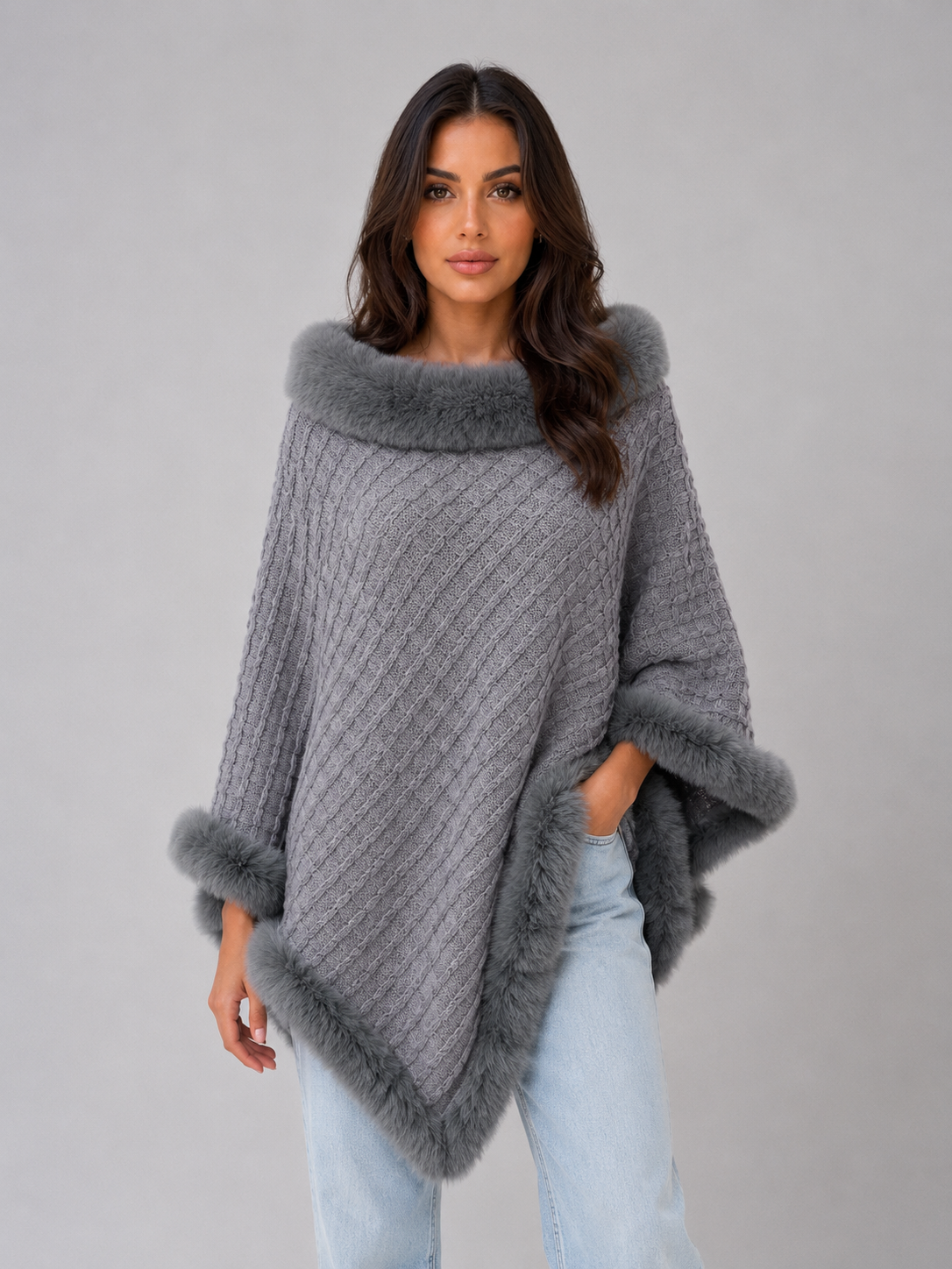 Frida | Poncho tipo capa de punto con ribete de pelo sintético