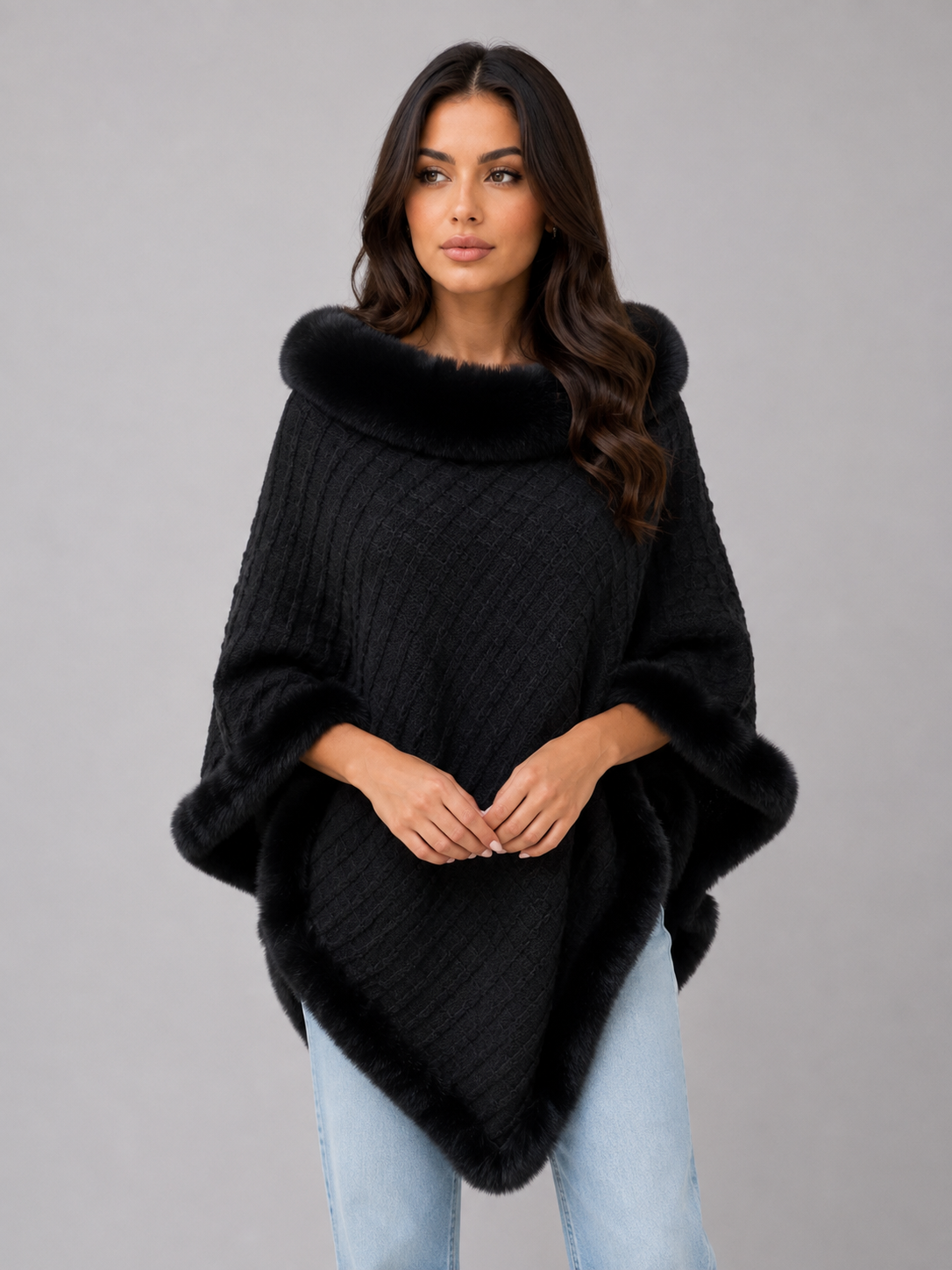 Frida | Poncho tipo capa de punto con ribete de pelo sintético